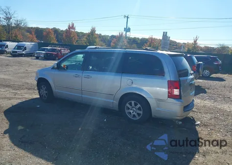 2010 Chrysler Town & Country Touring from USA, damaged, VIN 2A4RR5D16AR176131